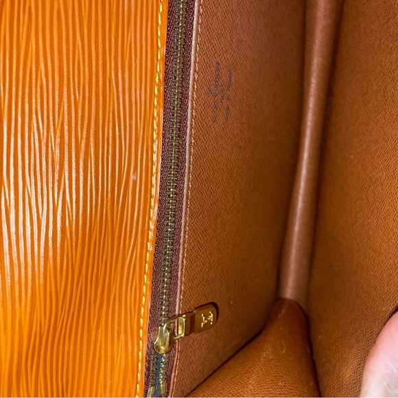 Louis Vuitton Dragonne EPI - Picture 4 of 11